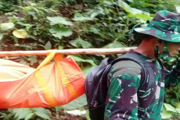 Prajurit TNI Akhirnya Menemukan Pemuda yang Hilang di Curug Cimunding