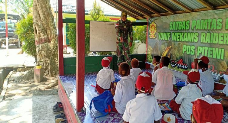 Prajurit TNI Jadi Guru di Pedalaman Papua