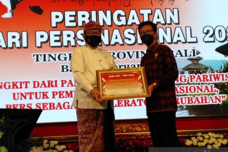 PWI Berikan Penghargaan ke Gubernur Bali