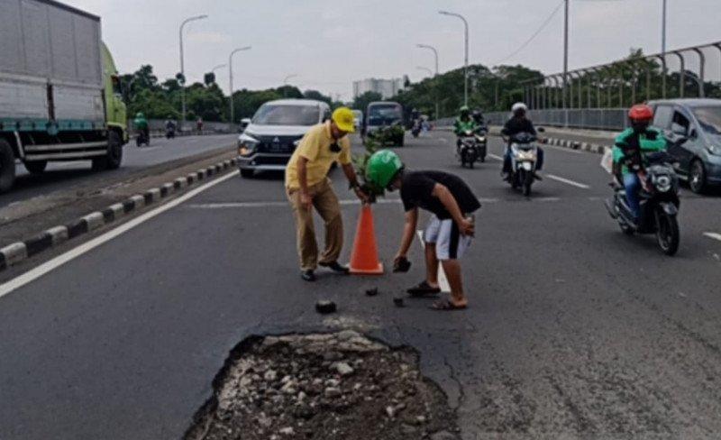 Pemkot Jakarta Timur Intensifkan Penambalan Jalan 