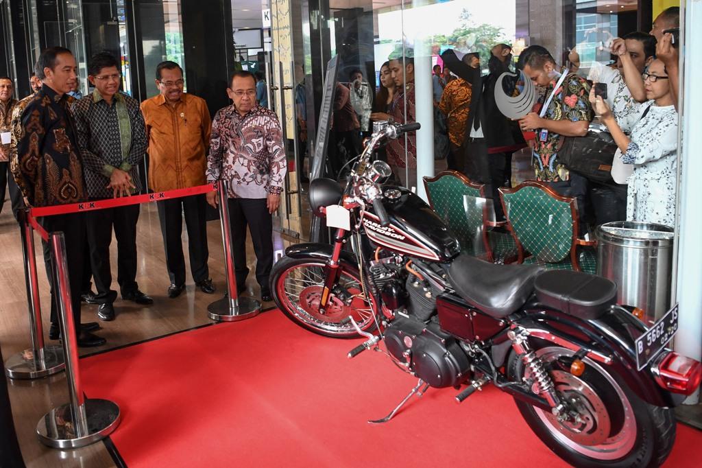 Jokowi Akan Kejar Koruptor Sampai ke Luar Negeri