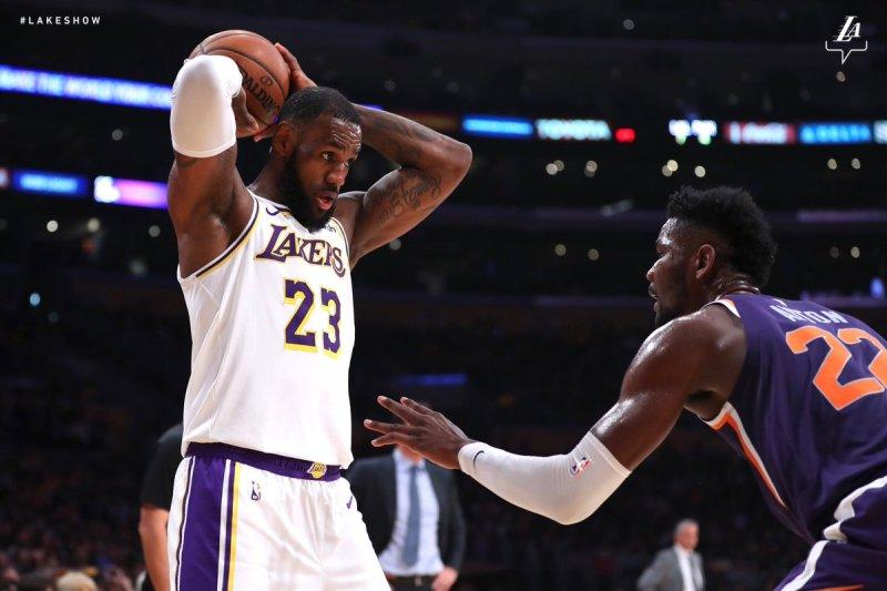 LeBron James Bawa Lakers Benamkan Suns