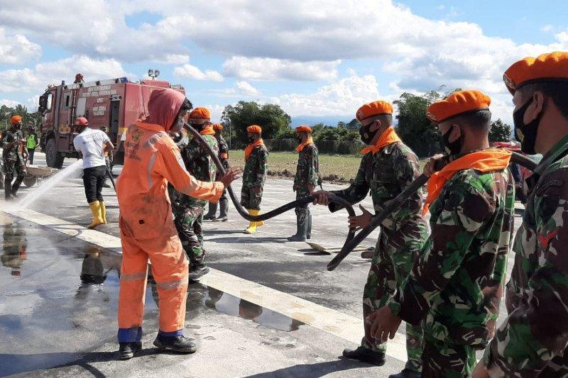 Paskhas TNI AU Bantu Bersihkan Bandara Andi Djemma Luwu Utara