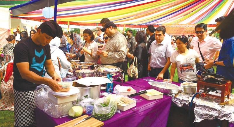 Menikmati Kelezatan Sate dan Nasi Goreng di India