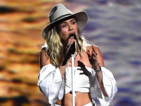 Miley Cyrus Minta Maaf karena Absen dari Teen Choice Awards