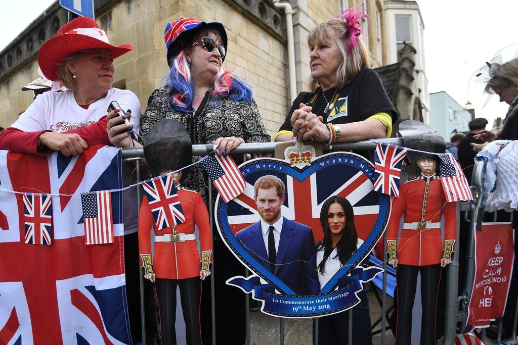 Pangeran Charles Dampingi Meghan Menuju Altar Gereja