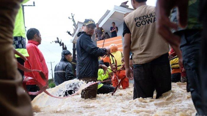 Kirim Makanan untuk Warga Terisolir dengan Helikopter