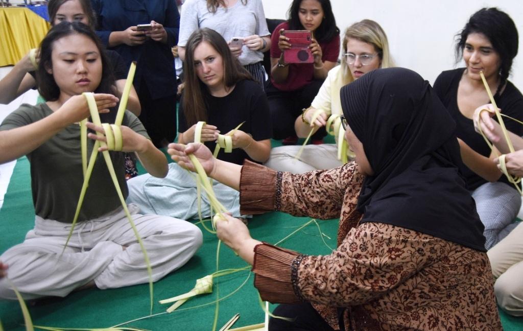 32 Mahasiswa Asal Amerika Belajar Bikin Ketupat