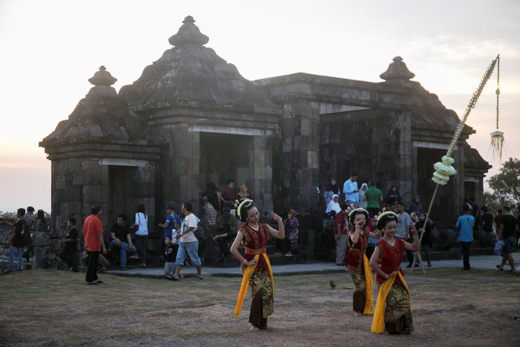 Menari di Candi Ratu Boko