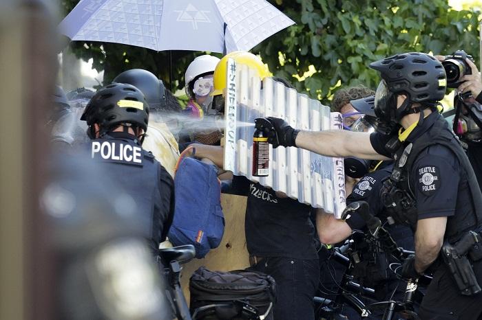 Demonstran Bentrok dengan Polisi Seattle