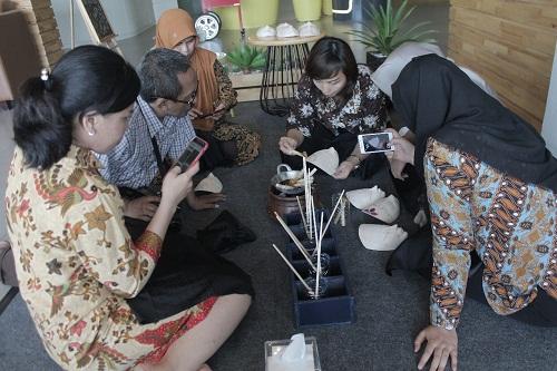 Membatik Topeng Kayu di Yello Hotel Jemursari