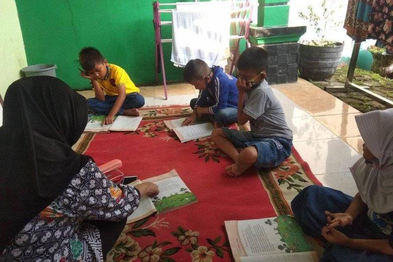 Susah Internet, Siswa SD di Lebak Terpaksa Belajar di Rumah Guru
