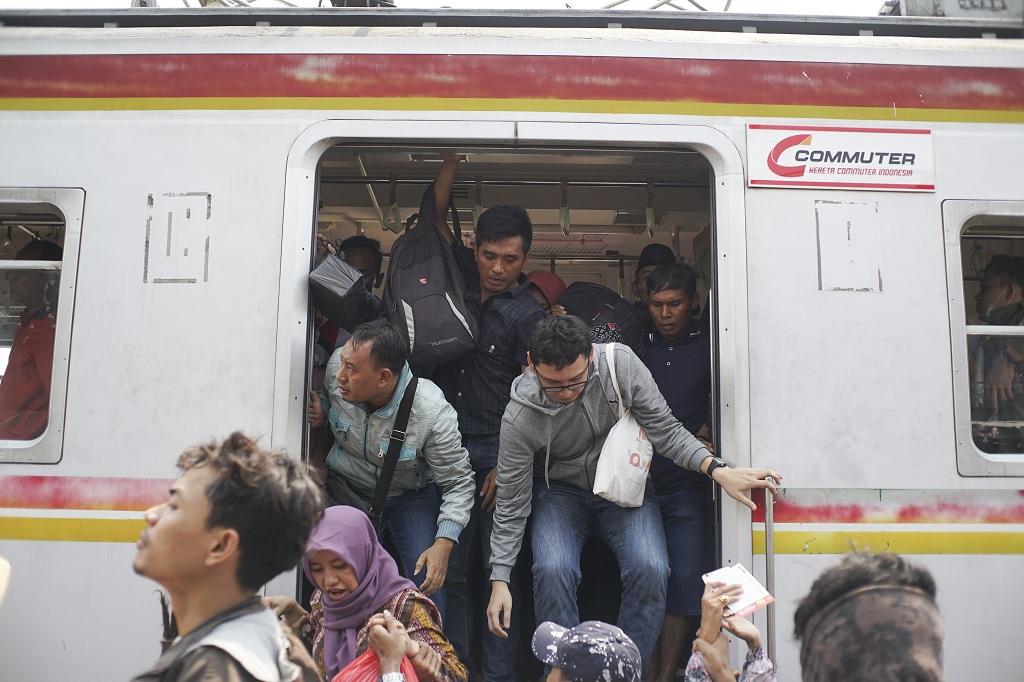 Perjalanan KRL Terganggu, Commuter Indonesia Minta Maaf