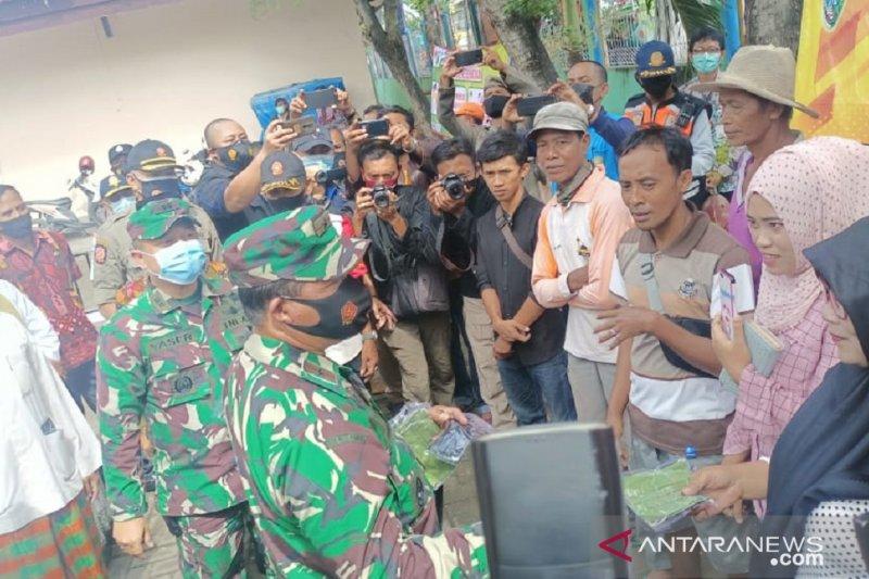 Danrem 084/Bhaskara Jaya Bagikan Masker di Sampang