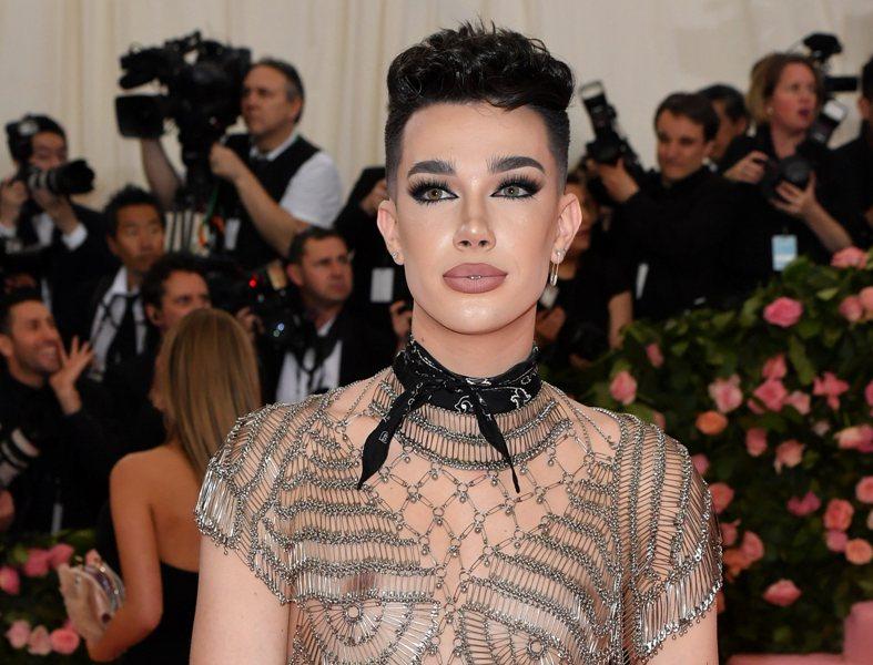 James Charles Kehilangan Sejuta Pengikut dalam 24 Jam