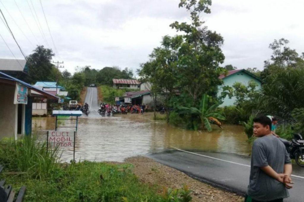 Jalan Nasional Pontianak - Putussibau di Kapuas Hulu Terendam Banjir