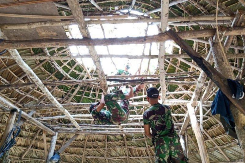 TNI Bangun Kembali Rumah Adat Roboh Akibat Angin Kencang di Malaka NTT