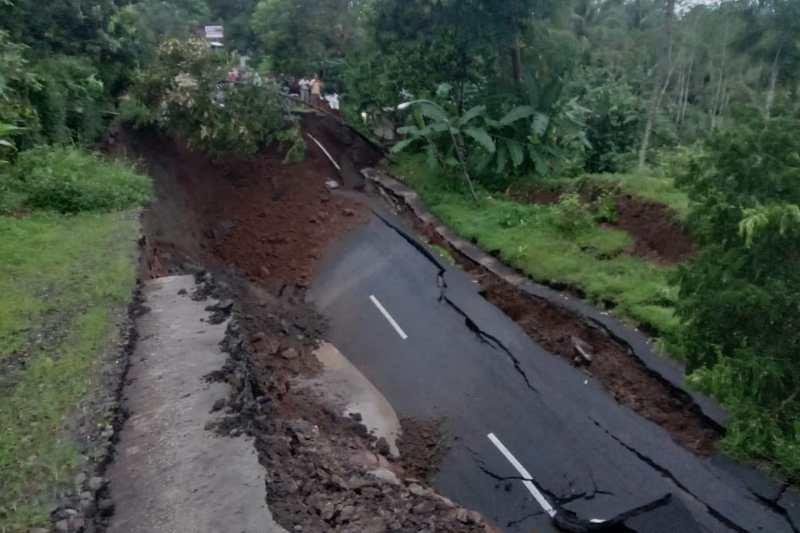 Jalan Wonosobo-Kebumen Ambles Sepanjang 20 Meter