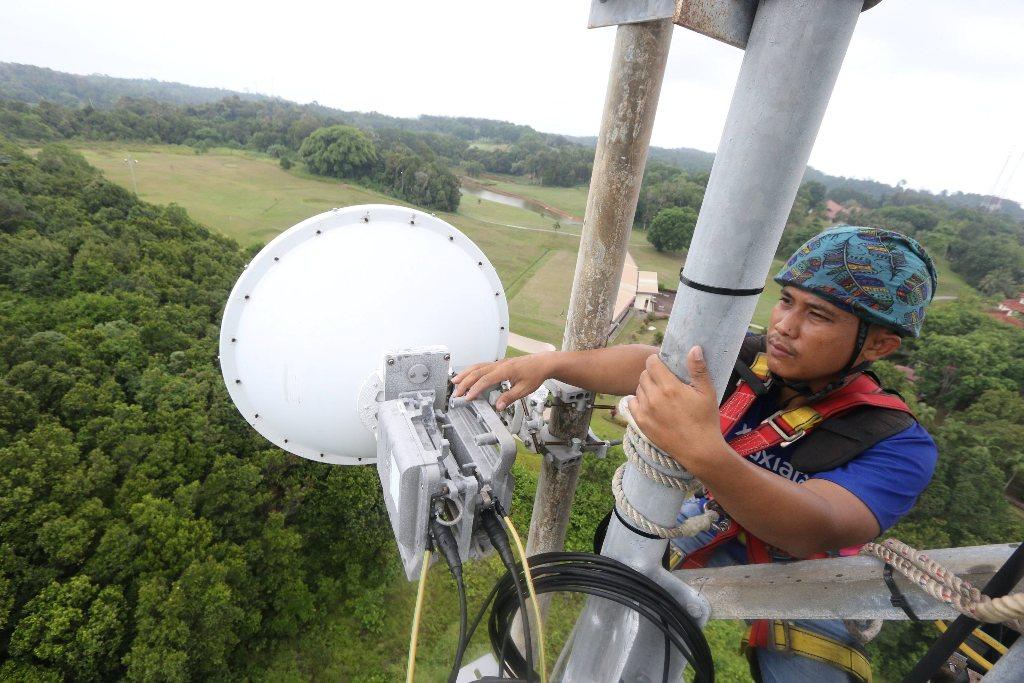 Emiten Seluler Tingkatkan Layanan Internet