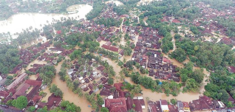 Banjir Menambah Penderitaan Korban Tsunami