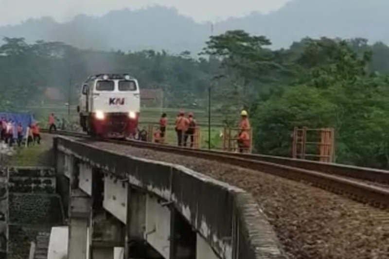 Perjalanan KA Lintas Purwokerto Dialihkan karena Jembatan Ambles