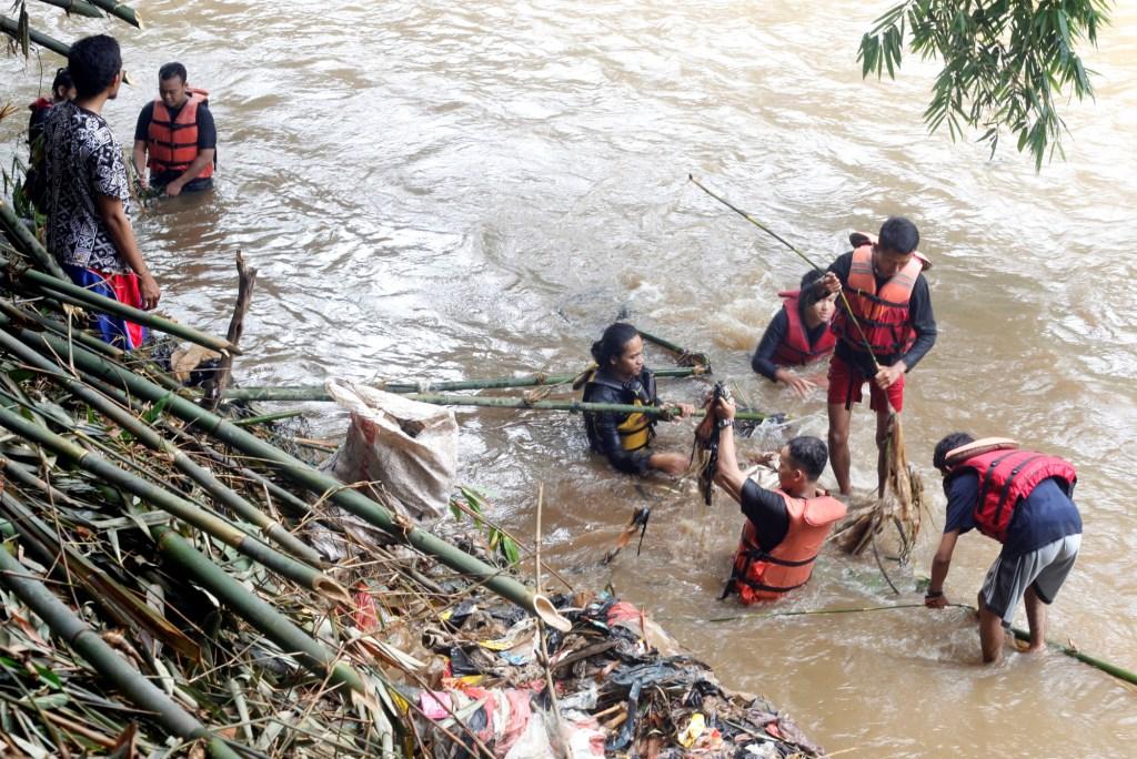 Bersih-bersih Ciliwung