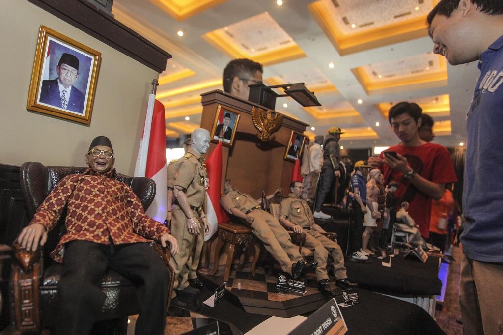 Miniatur Jokowi-Prabowo Saling Rangkul di Pameran Mainan