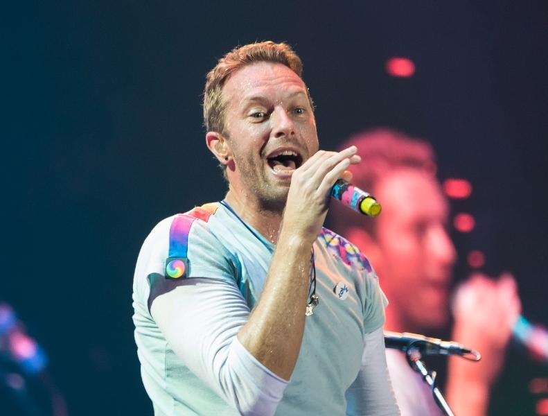 Chris Martin Bantah Bermesraan dengan Dua Lipa