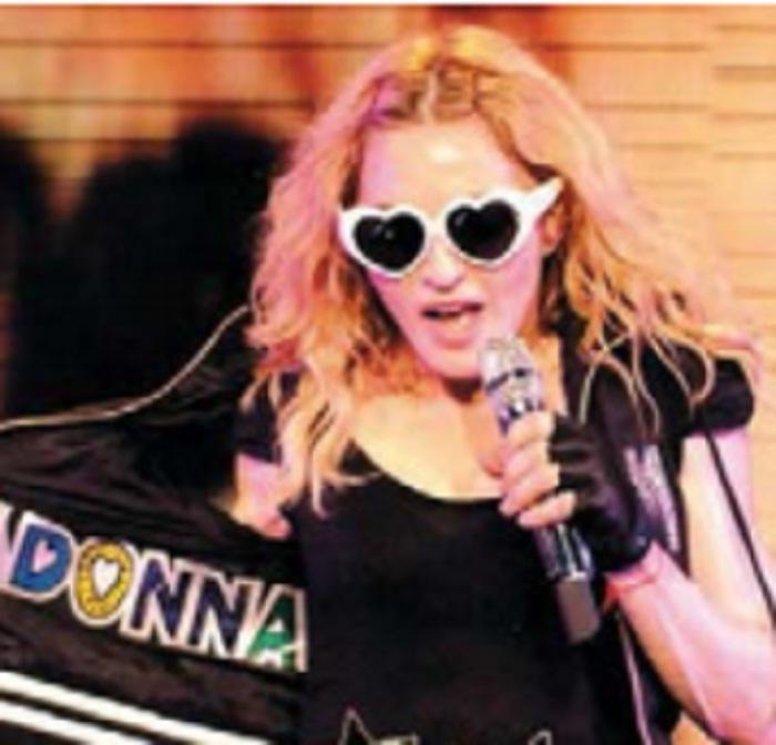 Madonna - Diuji Positif untuk Antibodi Virus Korona