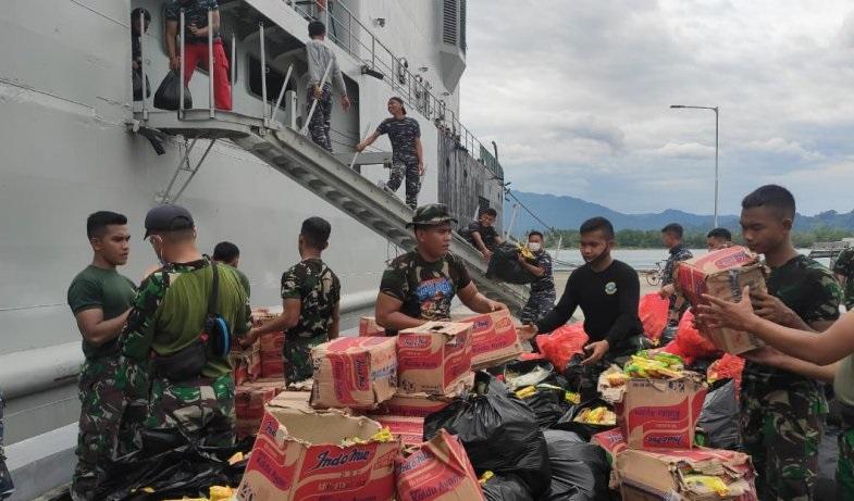 Bantuan yang Diangkut dua Kapal Perang TNI AL Tiba di Mamuju