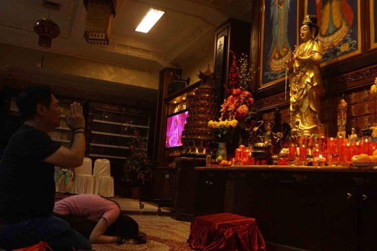 Umat Buddha Peringati Waisak Dengan Hikmat