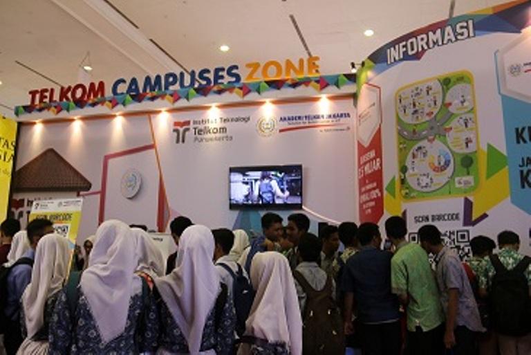 Booth Akatel Jakarta Diserbu Pengunjung