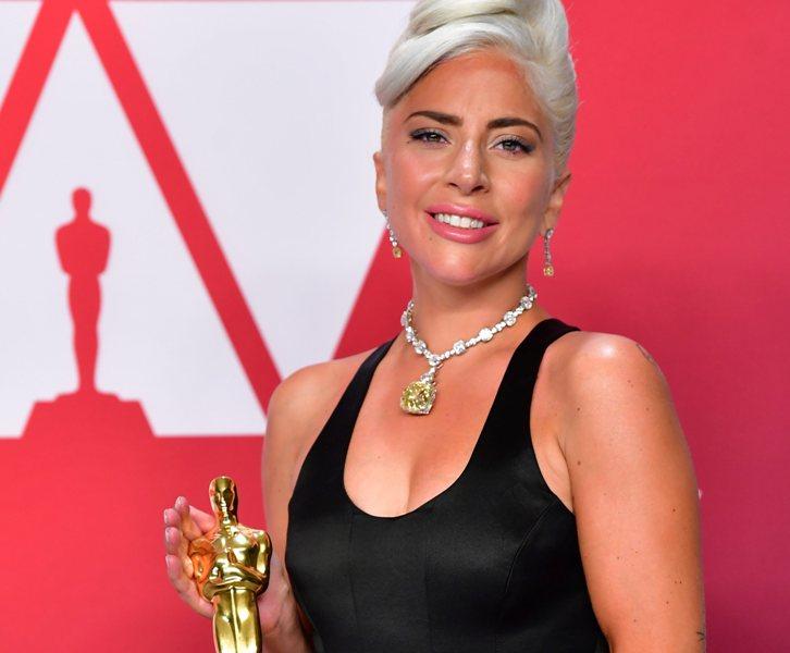 Lady Gaga Pakai Kalung Seharga Rp420,5 Miliar di Oscar