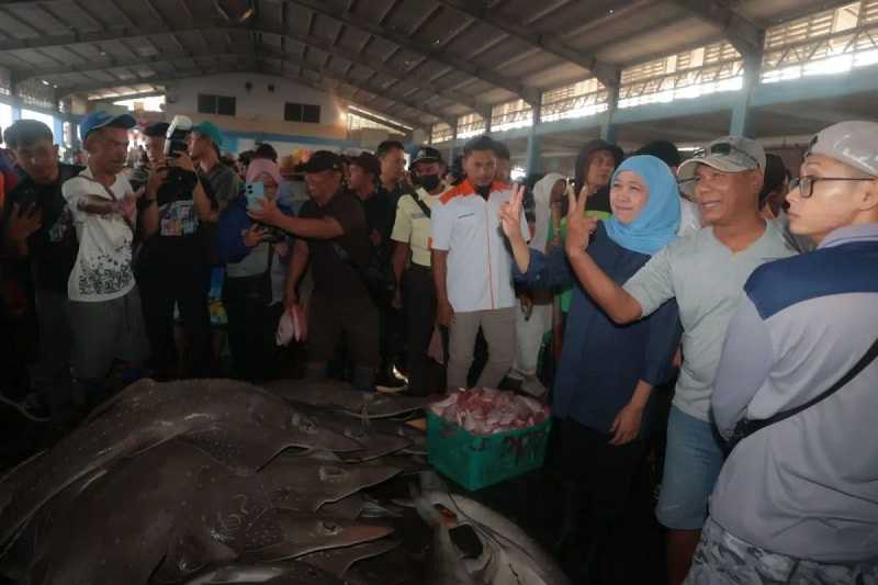 Pilkada Jatim, Khofifah Blusukan di Lamongan dan Berdialog dengan Nelayan