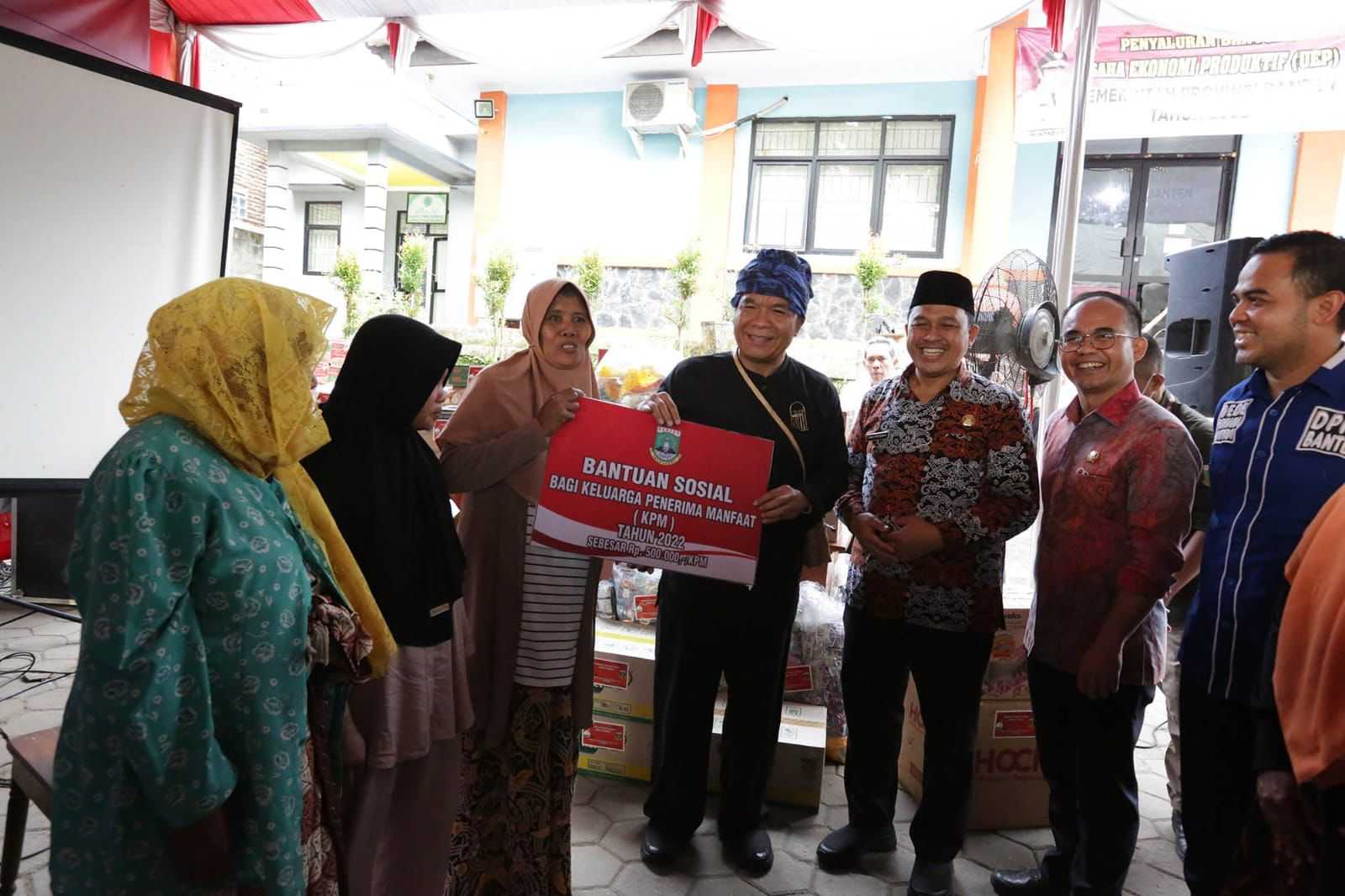 Pj Gubernur Banten Al Muktabar Salurkan Bantuan Usaha Ekonomi Produktif (UEP) Kepada 2.720 KPM
