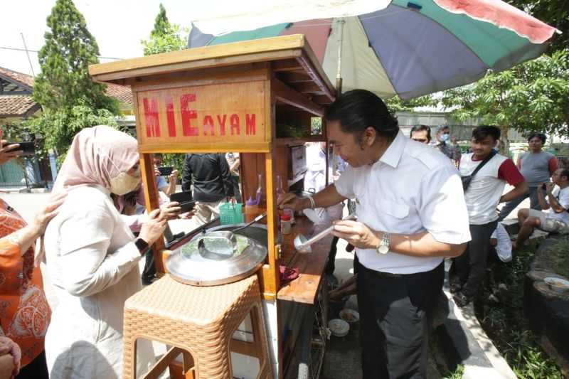 PJ Gubernur Banten Jadi Pedagang Mie Ayam Dadakan