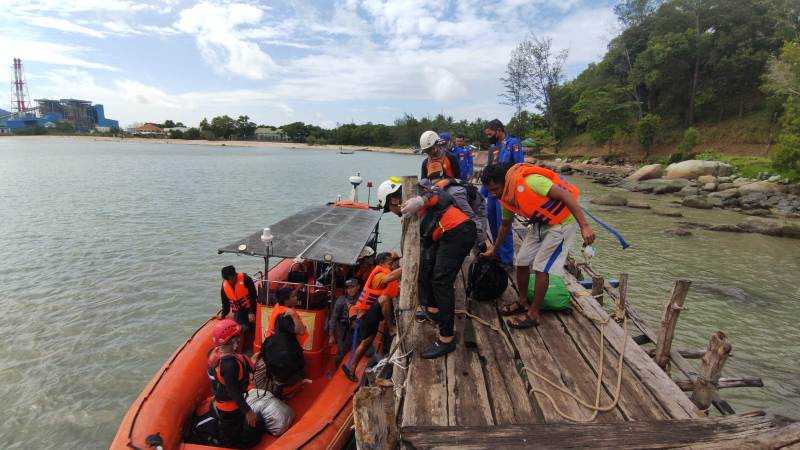 PKKL Sambas Bakamla RI Selamatkan Korban Kapal Tenggelam