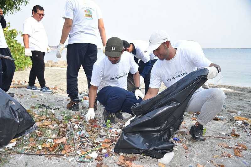 PLN IP UBP Priok Gandeng Mitra Binaan Gelar Aksi Bersih-bersih Pantai