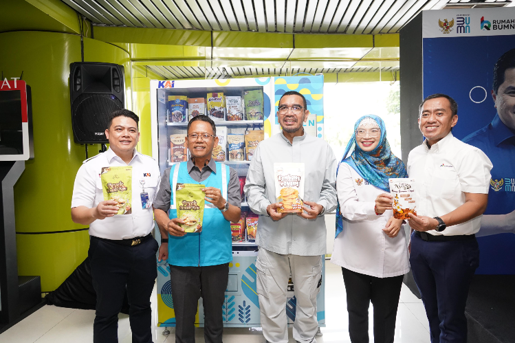 PLN Sediakan Vending Machine UMKM di Stasiun Gambir, Beli Oleh-oleh Khas Jakarta Makin Praktis