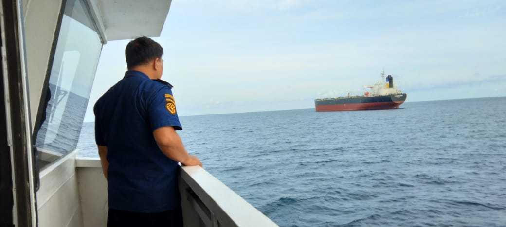 PLP Tanjung Uban Bantu Kapal Tangker yang Mati Mesin