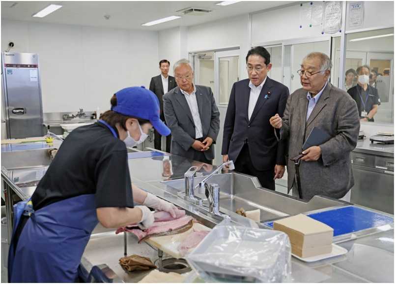 PM Jepang Desak Tiongkok Cabut Larangan Impor Makanan Laut