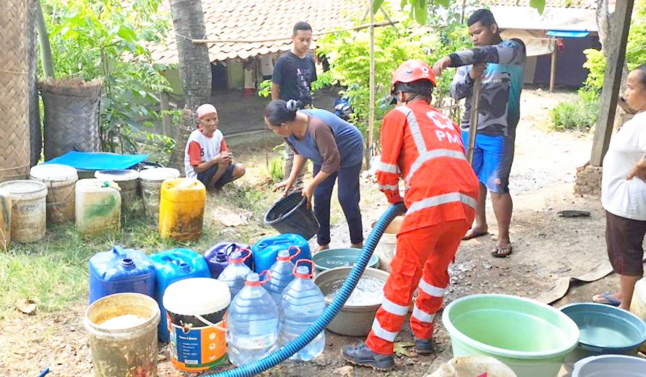 Pmi Bekasi Salurkan Ribu Liter Air Bersih Untuk Warga Terdampak Kekeringan Koran Jakarta Com