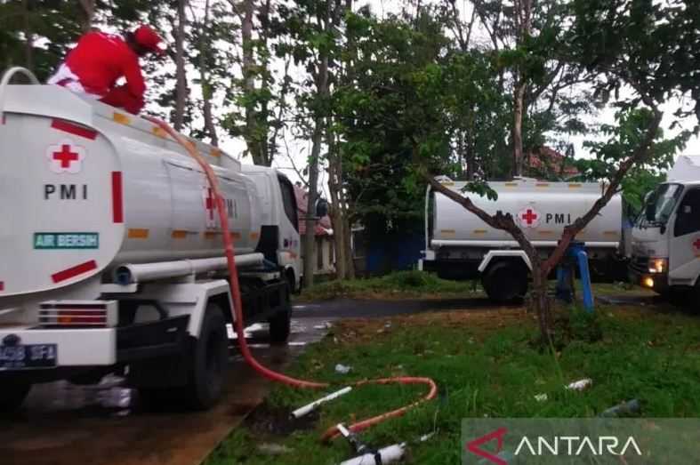 PMI Pasok 100 Ribu Liter Air Bersih ke Posko Korban Gempa Cianjur