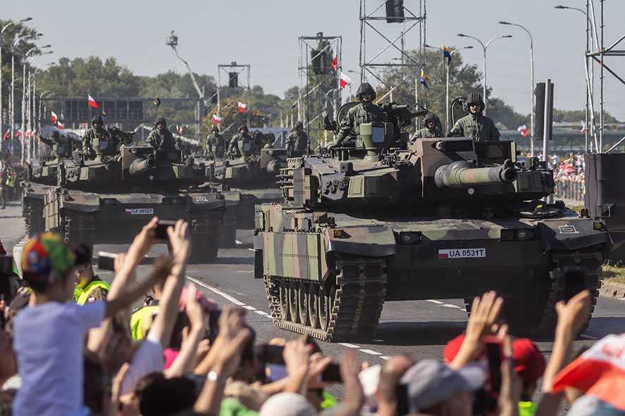 Polandia Gelar Parade Militer 