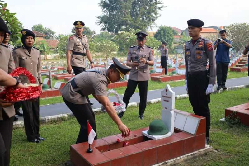 Polda Banten ziarah di TMP Ciceri untuk mengenang jasa pahlawan