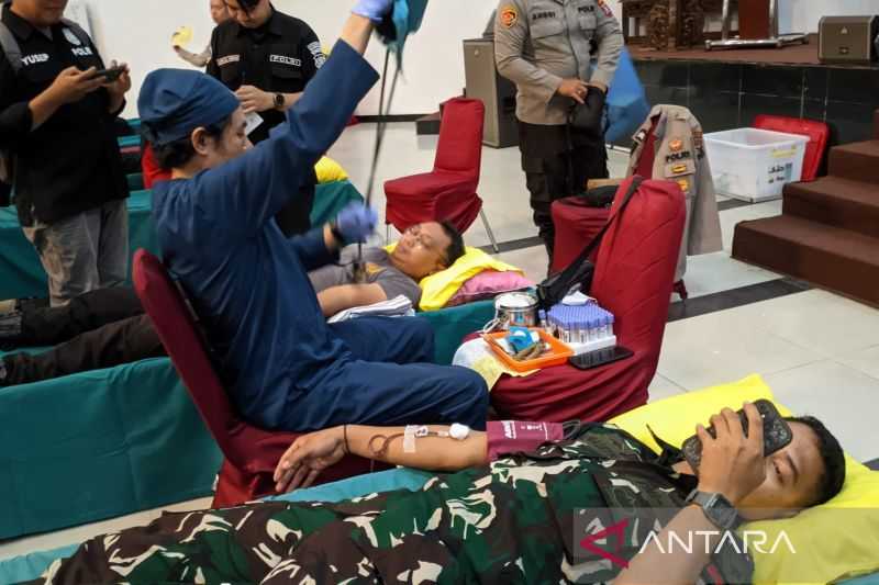 Polda Kalteng gelar donor darah peringati HUT Humas Polri ke-73