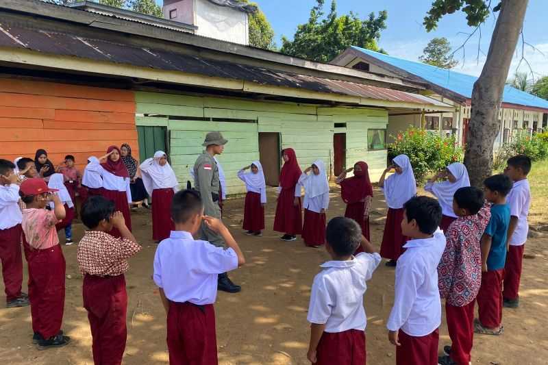 Polda Sulawesi Tenggara Beri Pelatihan Baris Berbaris kepada Siswa