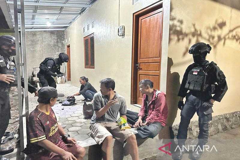 Polisi Amankan Empat Warga Asyik Pesta Minuman Beralkohol di Ramadhan