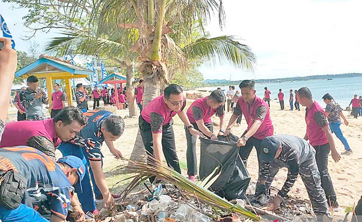 Polisi Bangka Barat Adakan Bersih Pantai Dukung Pembangunan Wisata