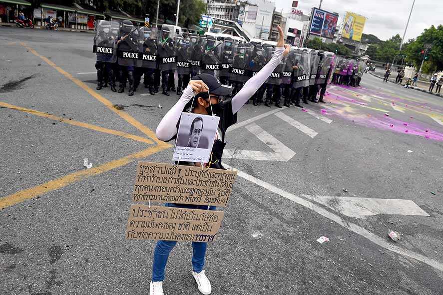 Polisi Bentrok Lagi dengan Demonstran